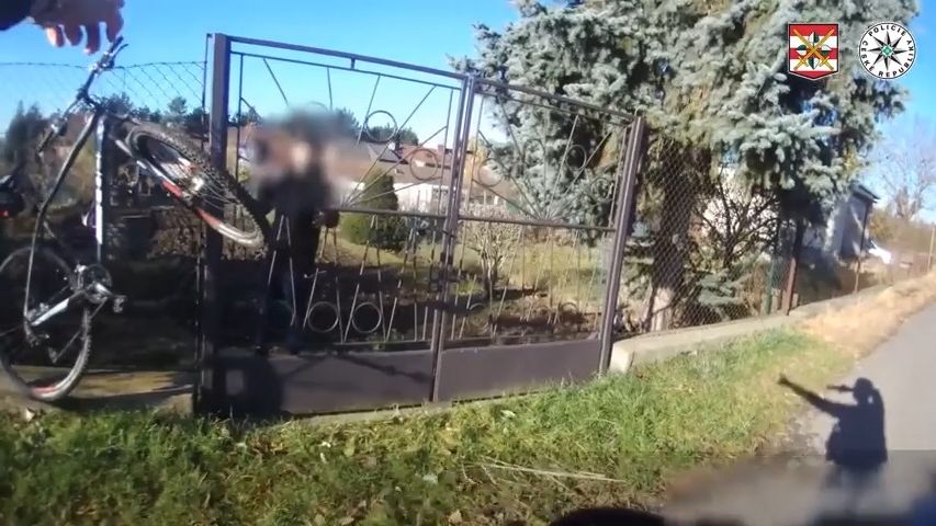 Recidivista na Vyškovsku jel krást vlakem, zmocnil se svačin a na policisty vytáhl nůž